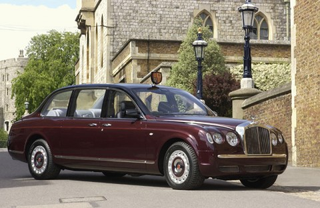 Illustration for article titled How the Queen Rolls